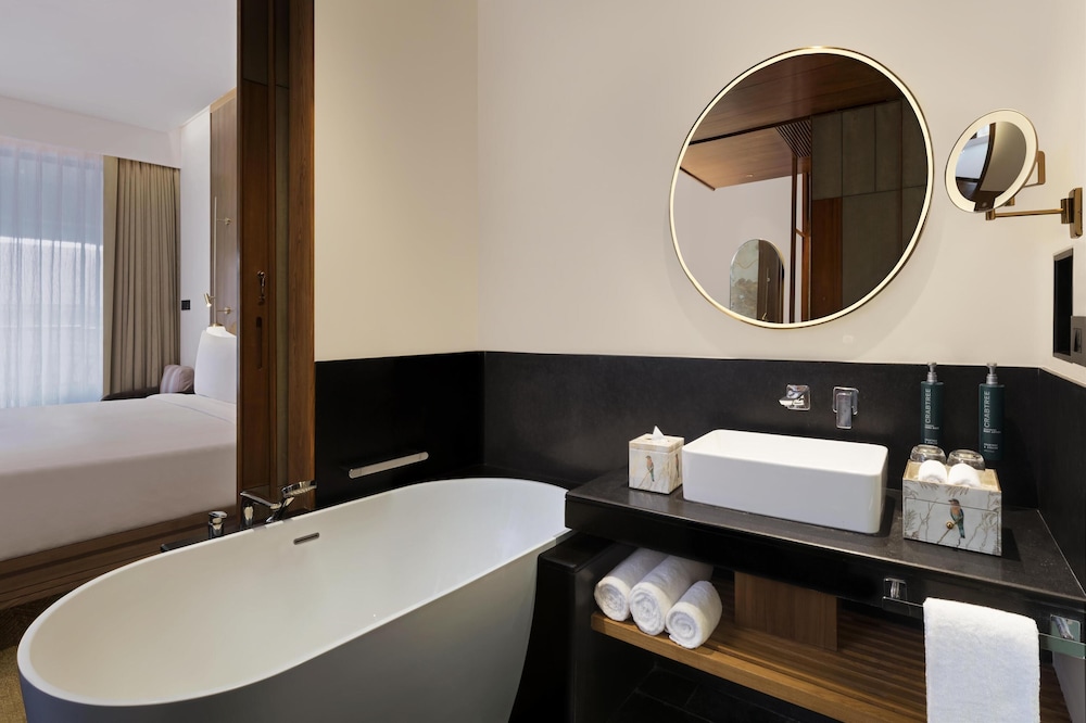 Deluxe Room, 1 King Bed, Terrace photo 3