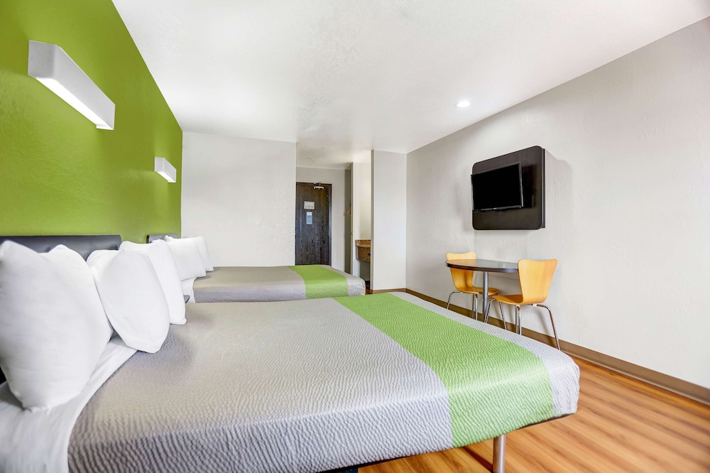 Deluxe Room, 2 Queen Beds, Non Smoking, Refrigerator photo 3