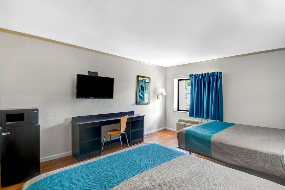 Standard Room, 2 Double Beds, Smoking - Photo 3