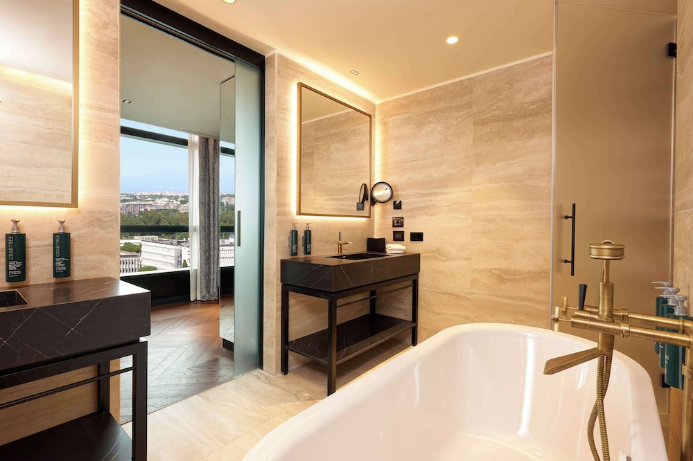 Suite, Multiple Beds, Corner thumbnail 6