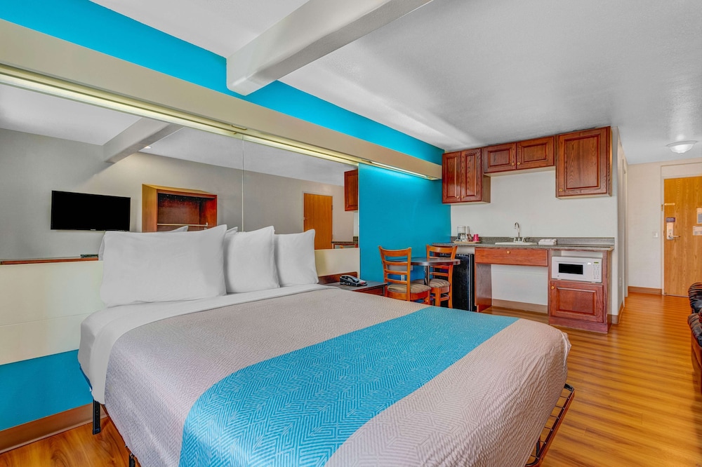 Deluxe Room, 1 Queen Bed, Non Smoking, Kitchenette photo 1