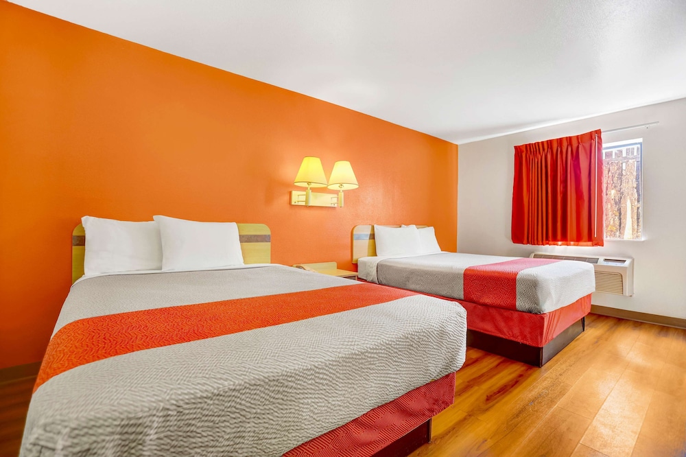 Deluxe Room, 2 Queen Beds, Non Smoking, Refrigerator & Microwave photo 2