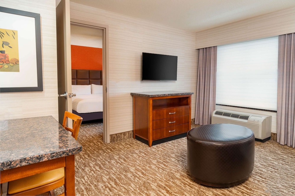 Suite, 1 King Bed, Accessible (Roll-In Shower) photo 2