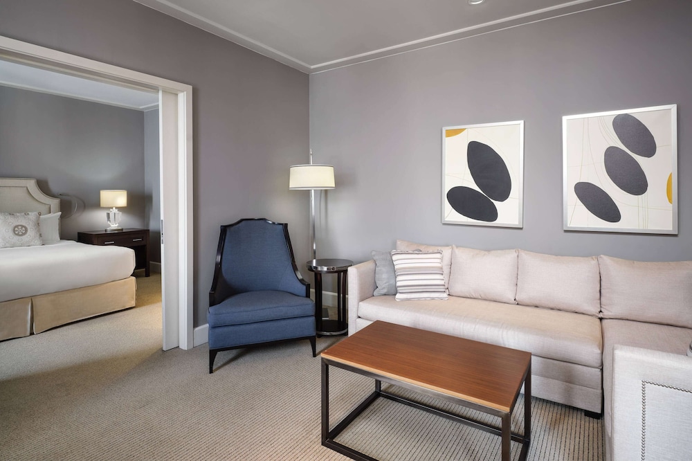 Superior Suite, 1 King Bed, Non Smoking, Kitchen (Tower) - Photo 1
