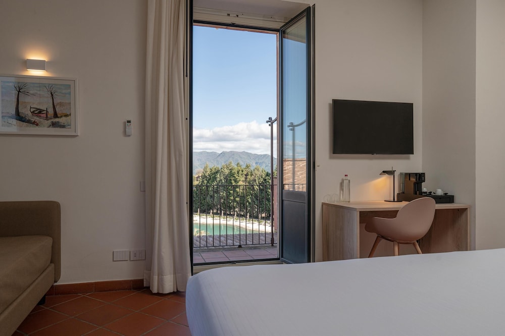 Club Room, Balcony (House)