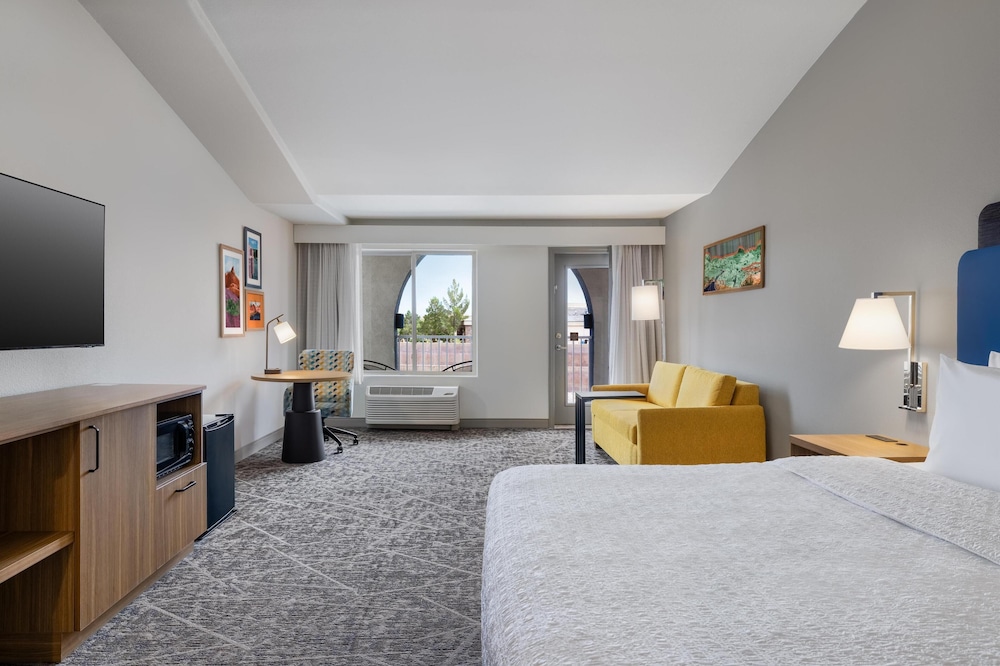 Studio, 1 King Bed, Accessible (Mobility & Hearing, Roll-in Shower) - Photo 3