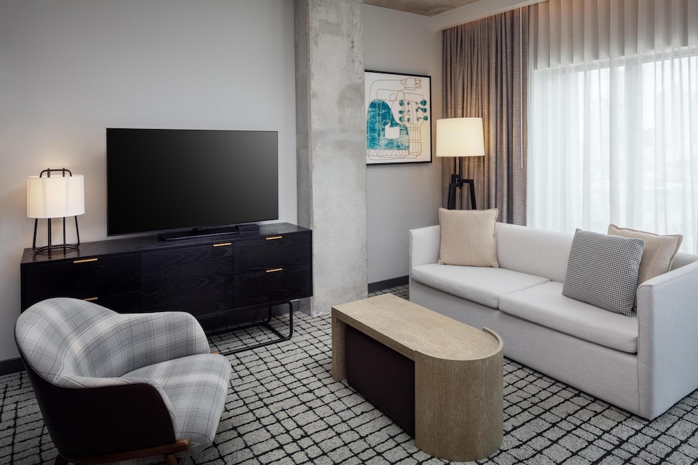 Studio, 1 King Bed (Mobility, Hearing, Roll-In Shower) - Photo 2