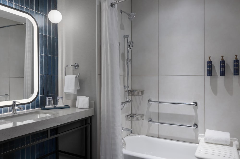 Standard Room, 1 King Bed, Accessible Bathtub