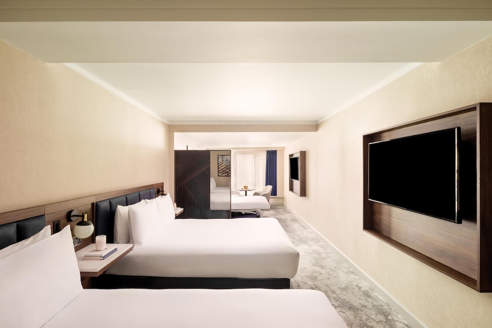 Premium Room, Multiple Beds thumbnail 5