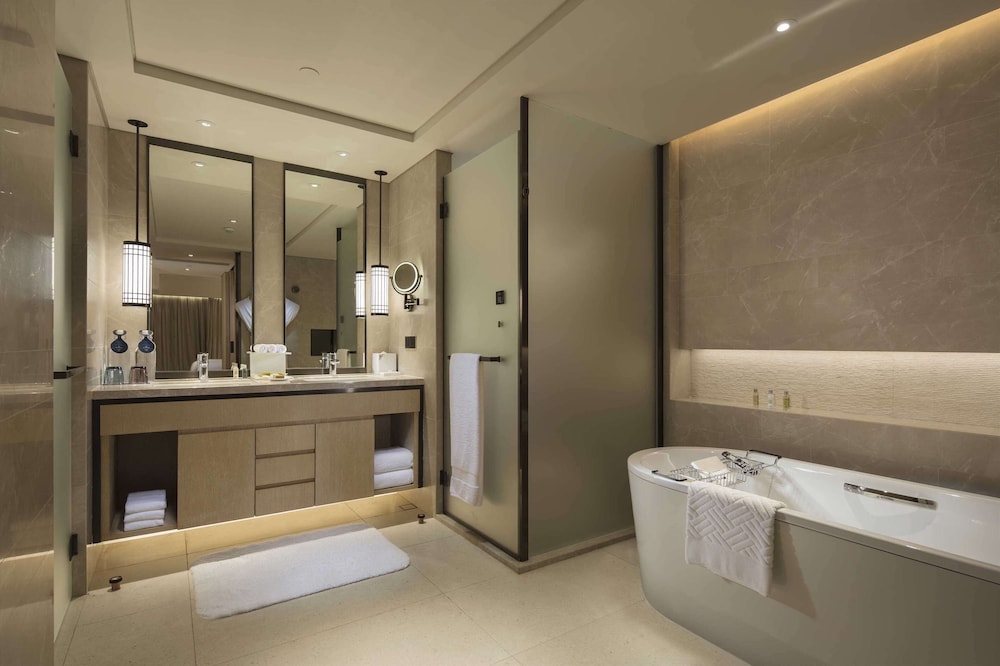 King One Bedroom Hillside Suite Nanhai Wing thumbnail 6