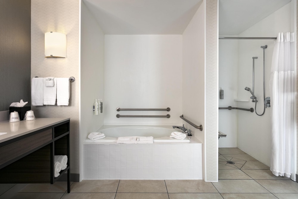 Suite, Accessible - Photo 8