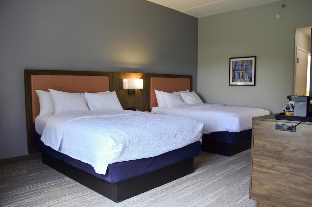 Room, 2 Queen Beds, Non Smoking (Peloton) - Photo 2
