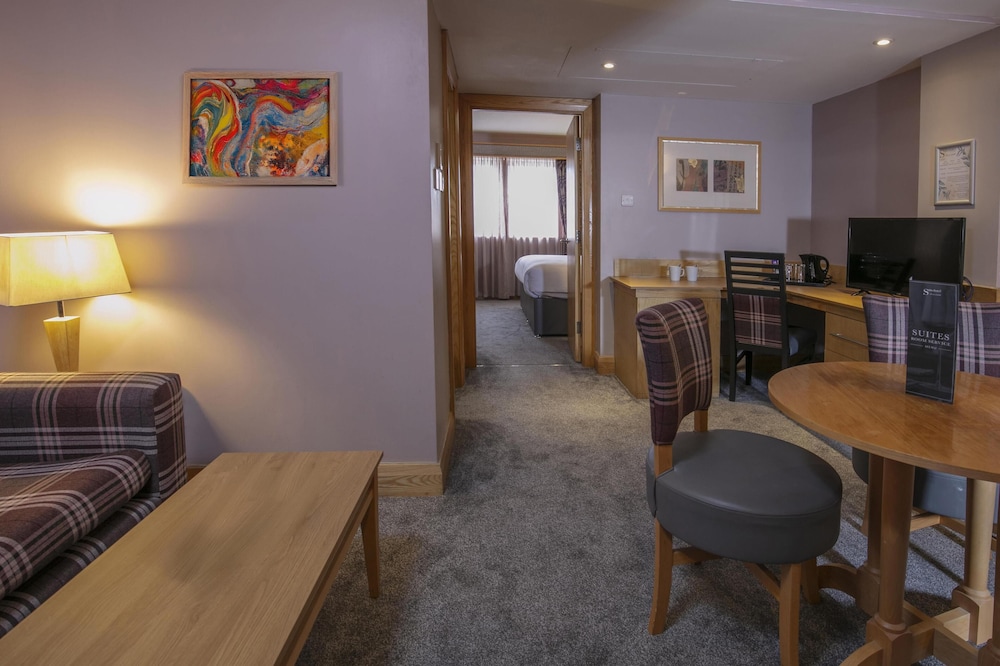 Standard Room, 1 King Bed, Non Smoking - Photo 2