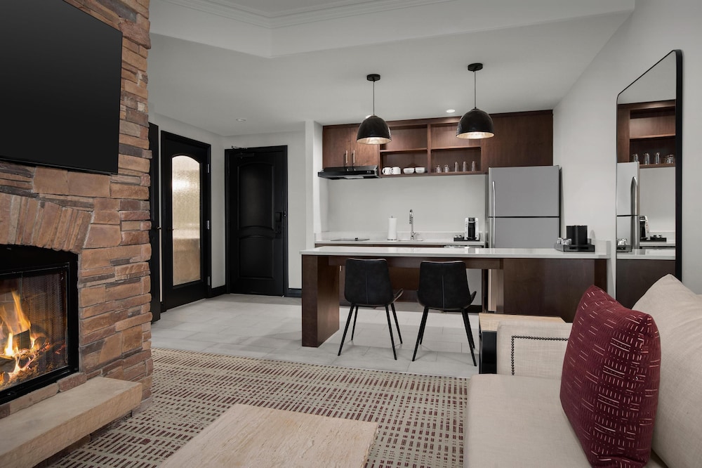Suite, 1 Bedroom - Photo 5