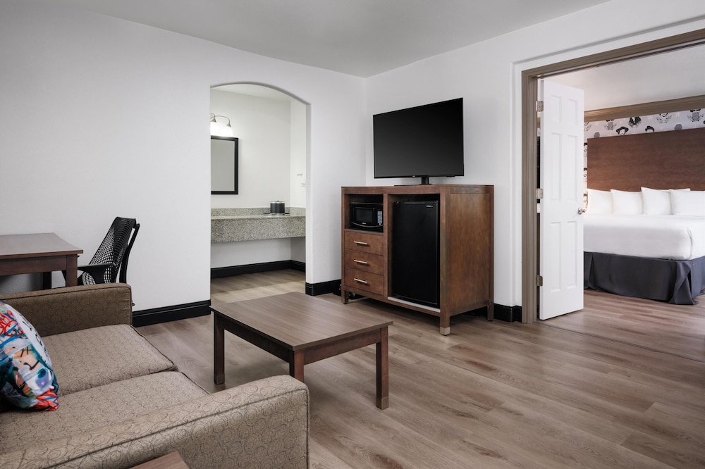 Suite, 1 King Bed, Non Smoking, Refrigerator & Microwave - Photo 1
