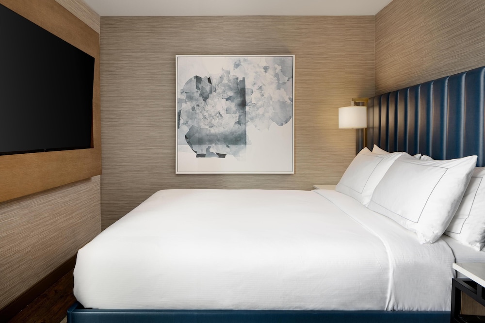 2 Bedroom 2 Bathroom Deluxe Suite