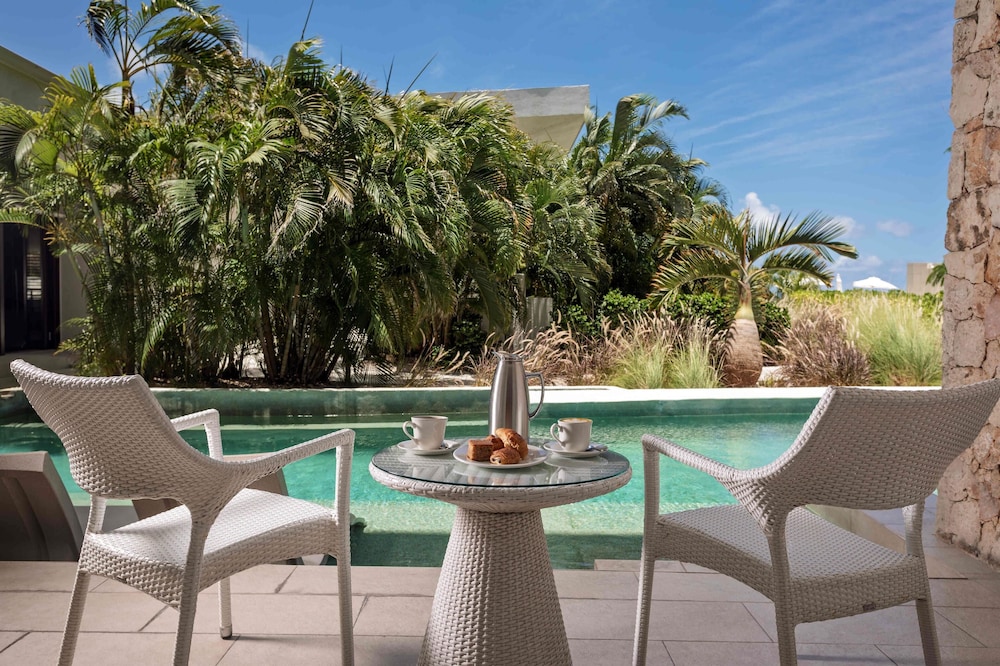 Suite, 1 King Bed, Pool View (swim-out Junior Suite)