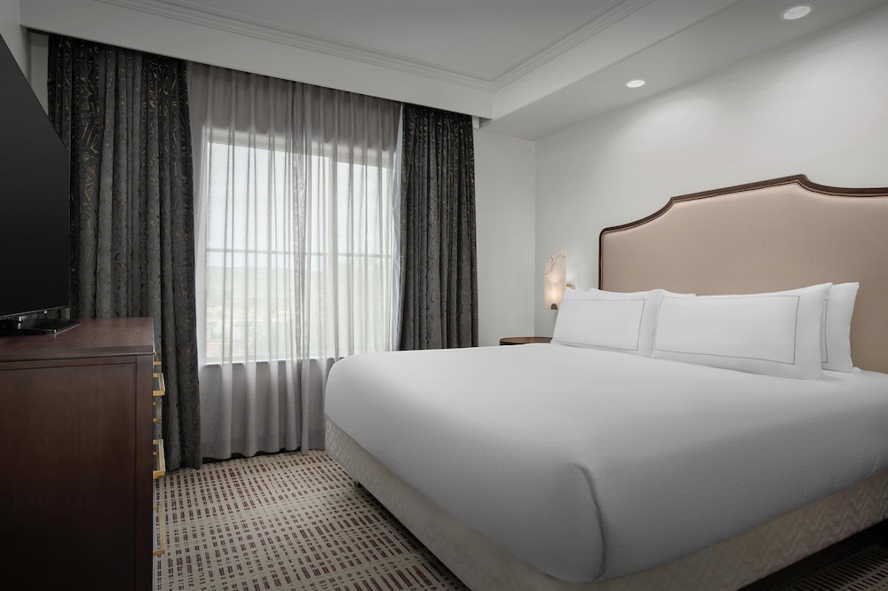 Room, 1 King Bed, Accessible (Mobility & Hearing, Roll-in Shower) - Photo 2