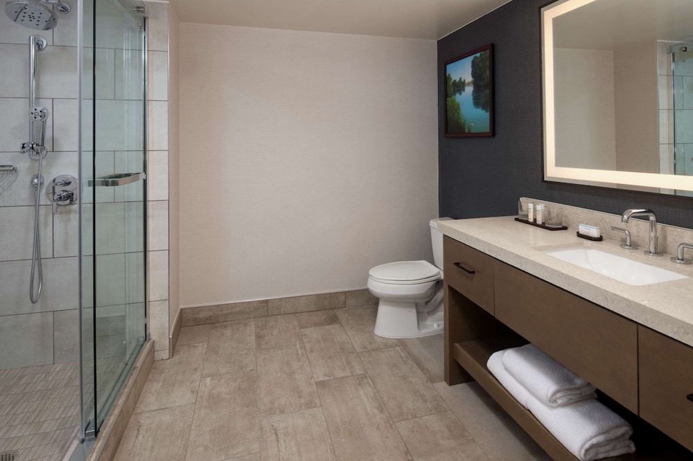 Suite, 2 Queen Beds, Accessible (2 Room Governor Suite, Roll-In Shower) - Photo 4
