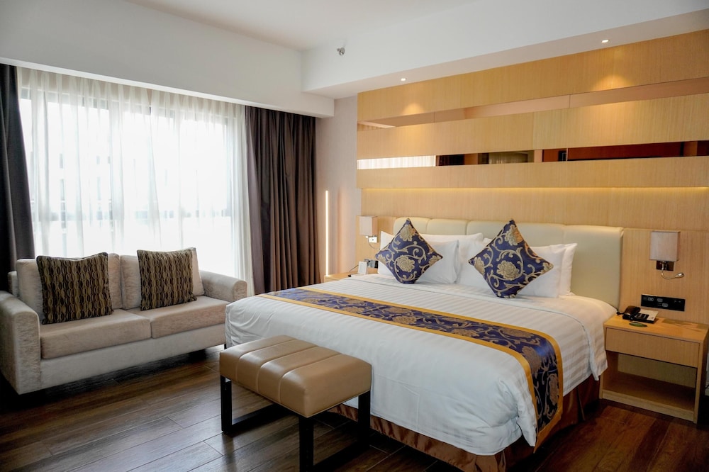 Superior Suite, 1 King Bed, Non Smoking - Photo 5