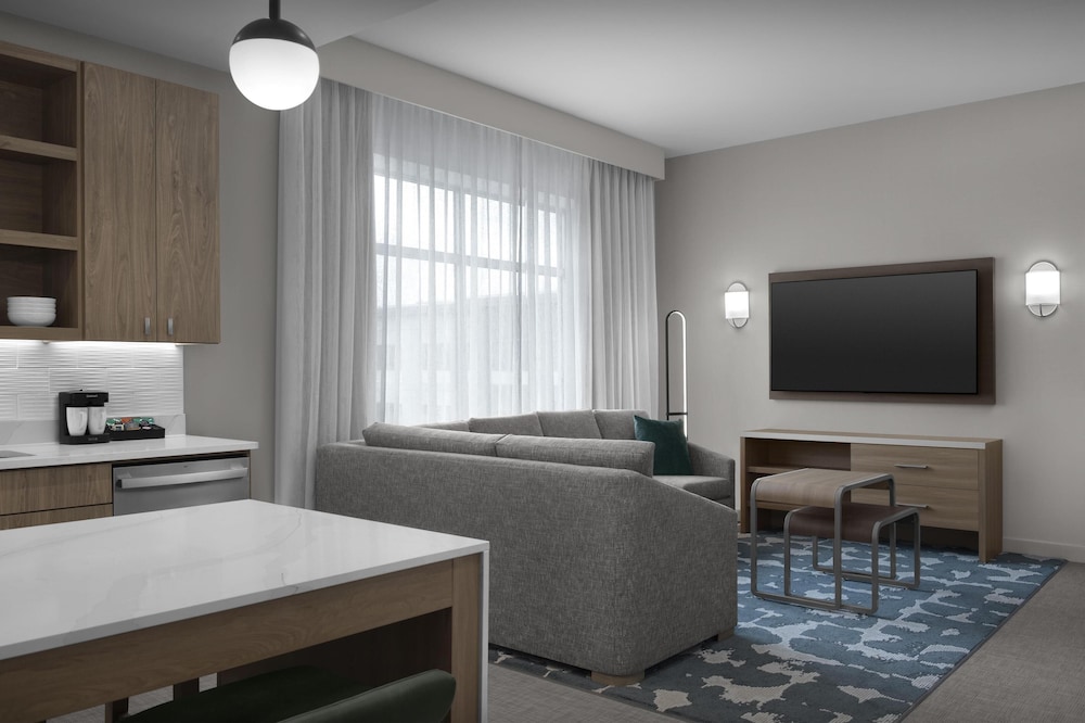 Suite, 1 King Bed, Accessible (Roll-In Shower)