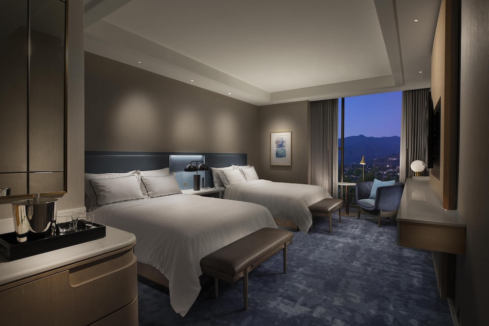 Room, 2 Queen Beds, Accessible, Bathtub