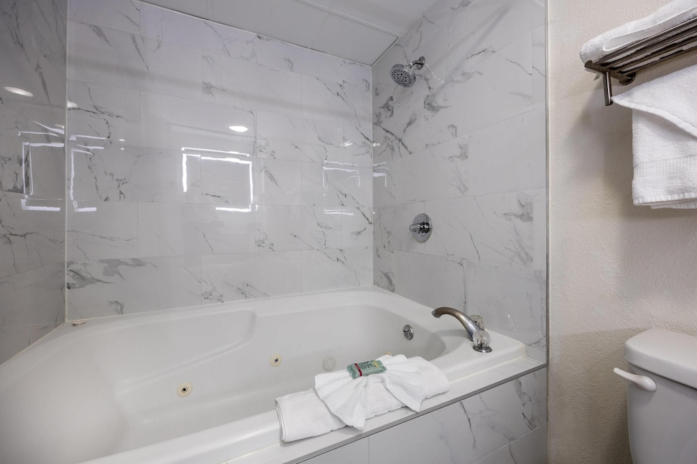 Suite, 1 King Bed, Non Smoking, Hot Tub - Photo 8