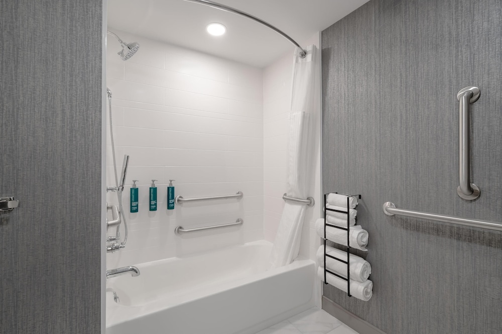Room, 2 Queen Beds, Accessible Bathtub (Mobility & Hearing) - Photo 4