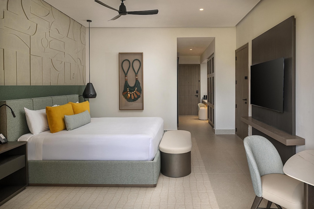 Room, 1 King Bed, Oceanfront - Photo 7