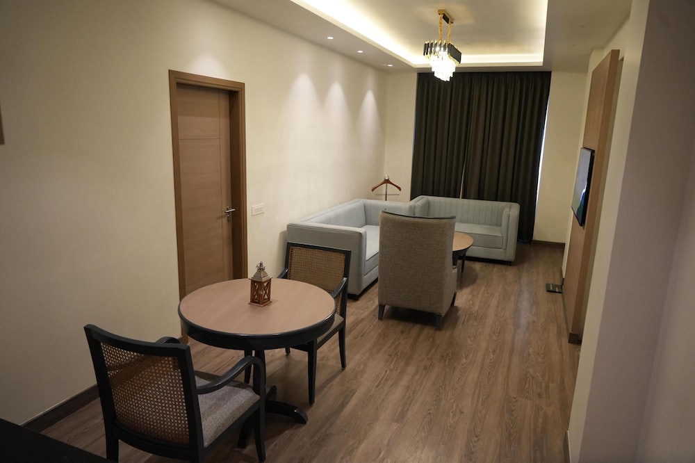 Suite, 1 King Bed, Non Smoking, Bathtub (Separate Living Room)