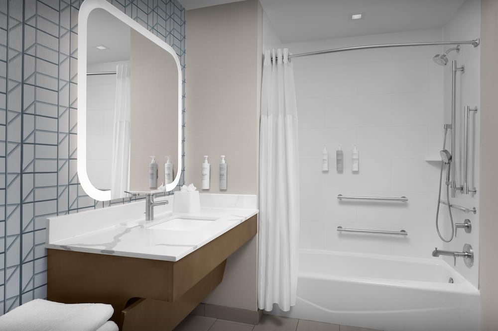 Studio Suite, 1 King Bed, Accessible, Bathtub