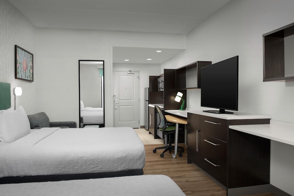 Suite, 1 King Bed, Accessible (Mobility, Roll-In Shower) thumbnail 5