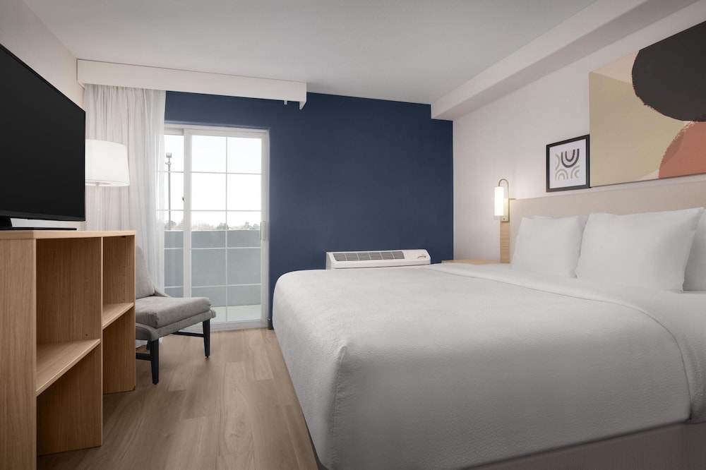 Room, 1 King Bed, Balcony (Mountain View) photo 1