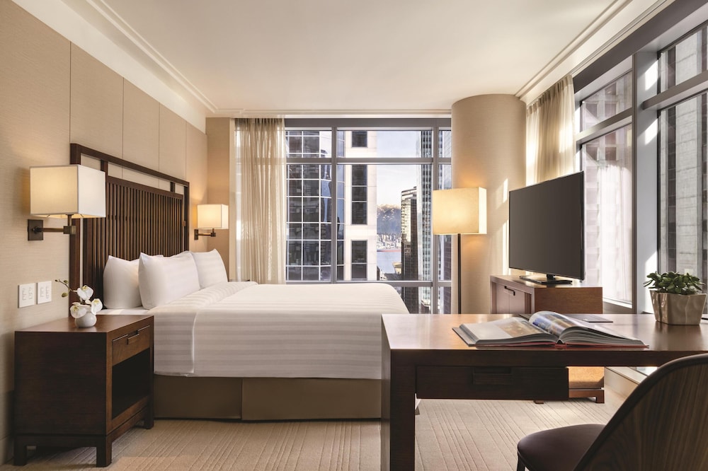 1 King Bed Junior Suite, Balcony