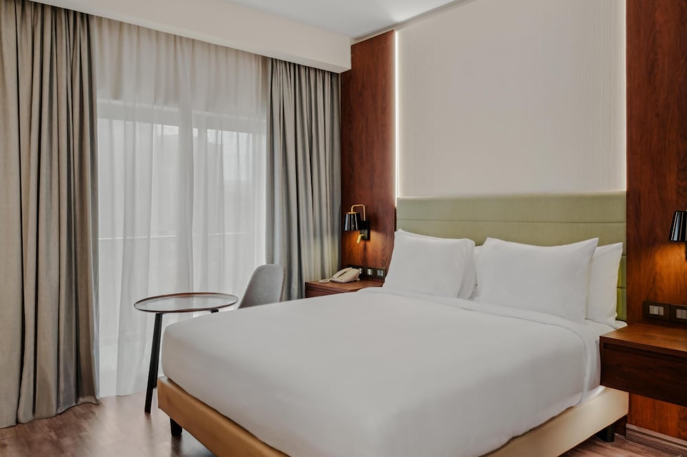 Room, 1 King Bed, Corner - Photo 3