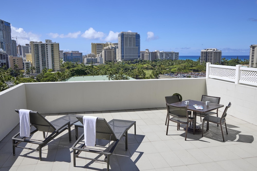Suite, 2 Queen Beds (Waikiki, Park/Ocean View, Lanai)