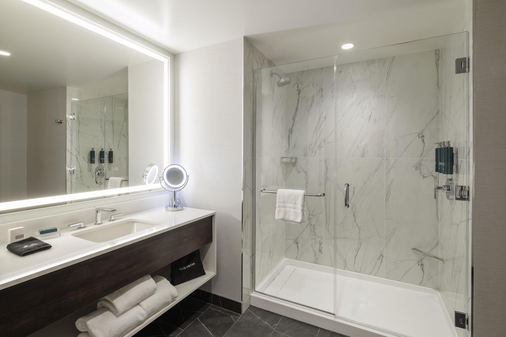 Deluxe Room, 1 King Bed (View) - Photo 4
