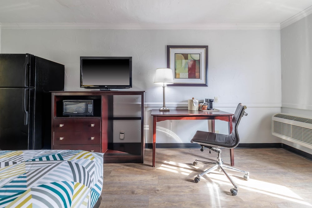 Standard Room, 1 King Bed, Non Smoking - Photo 1