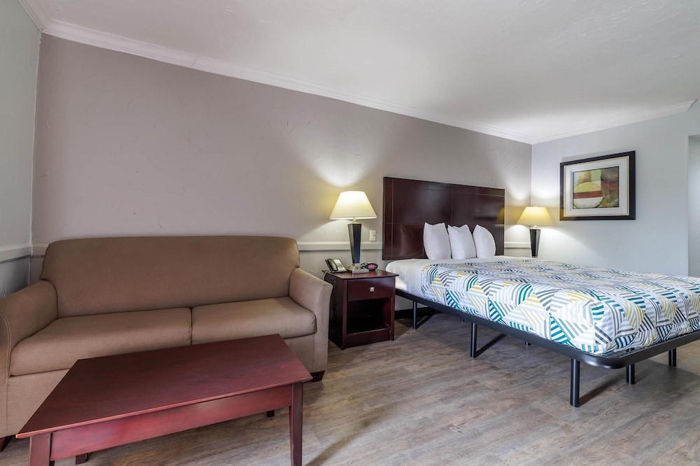 Standard Room, 1 King Bed, Non Smoking - Photo 3