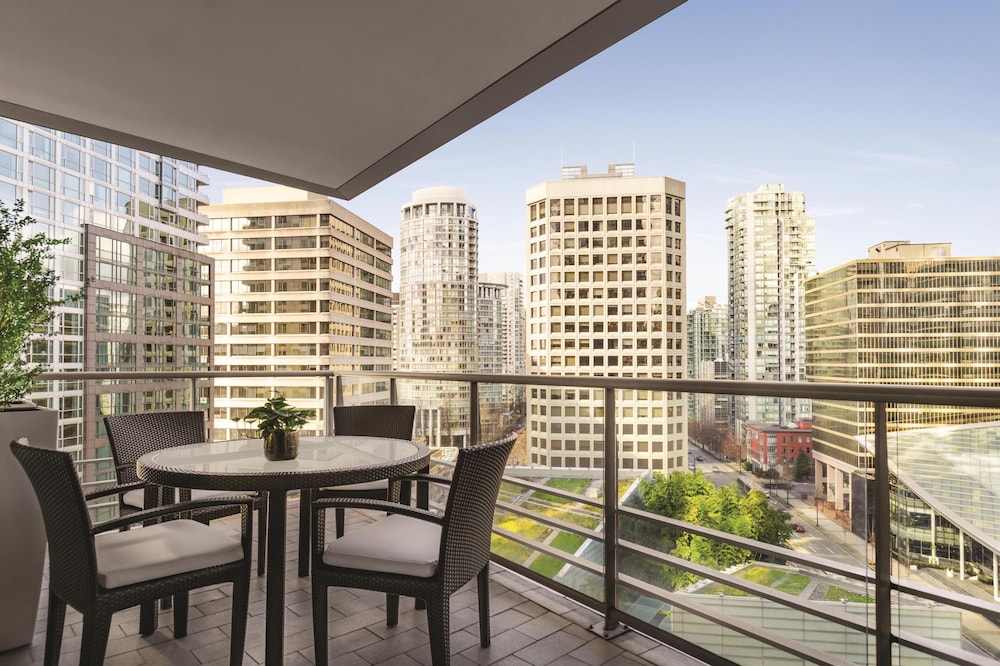 Deluxe Suite, 1 Bedroom, Balcony thumbnail 5