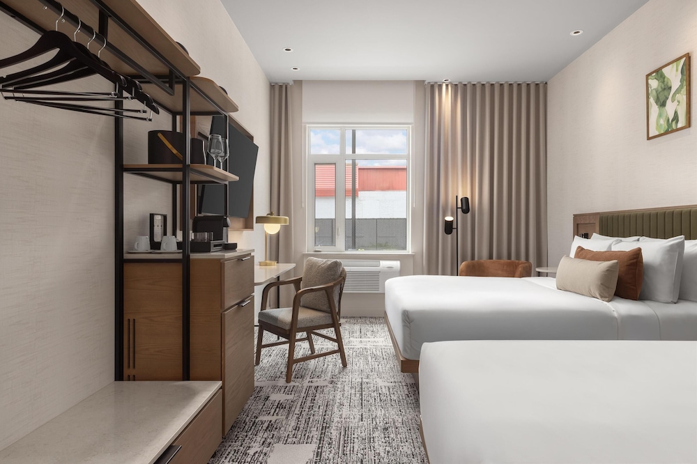 Room, 2 Queen Beds thumbnail 5