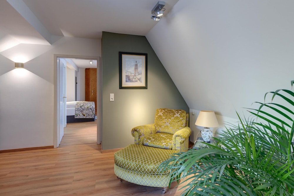 Junior Suite, 1 King Bed, Kitchen photo 3