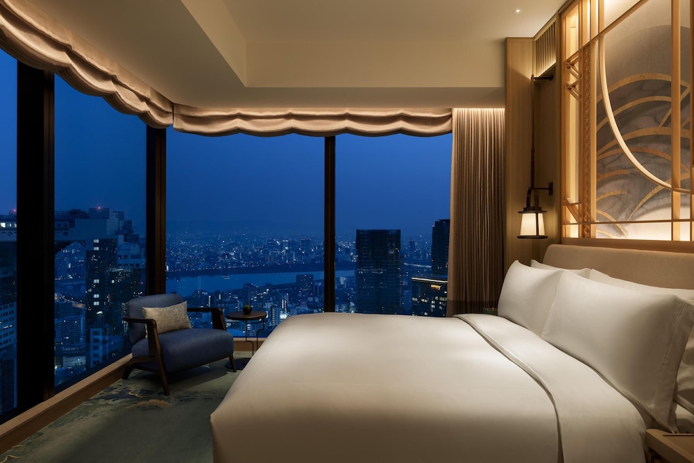 Suite, River View, Corner
