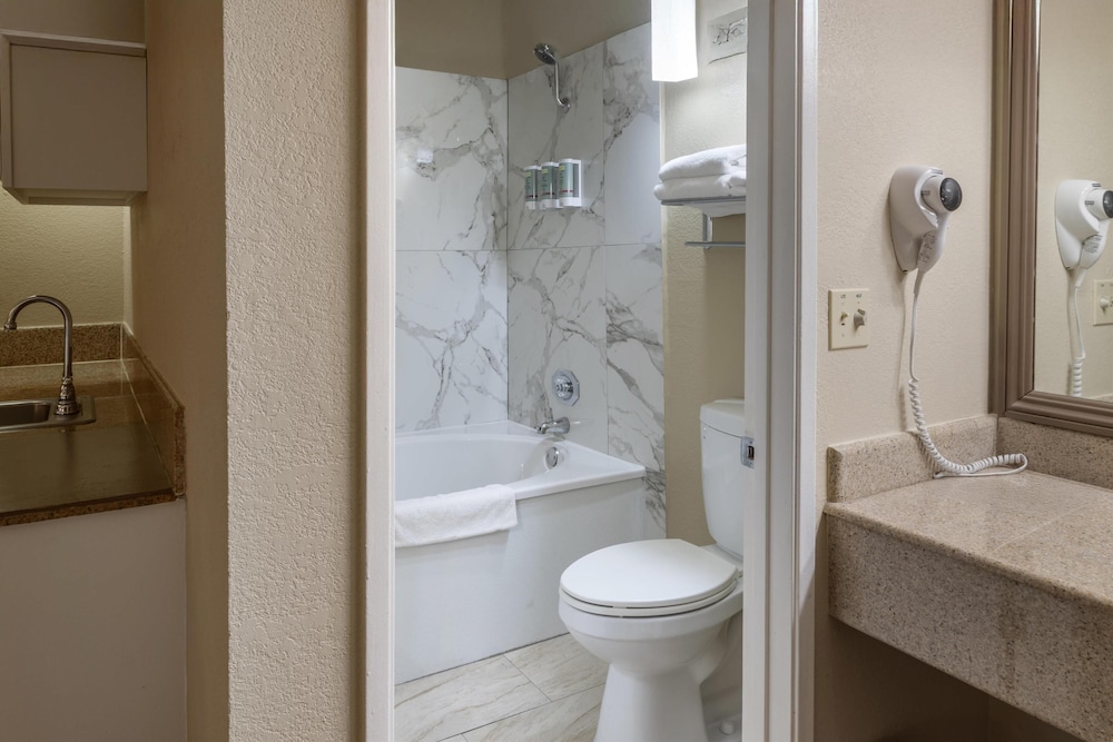 Standard Room, 2 Queen Beds, Non Smoking, Jetted Tub - Photo 4