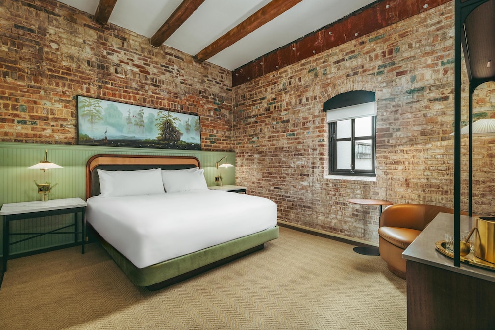 Room, 1 King Bed, Accessible, Bathtub (Mobility & Hearing)