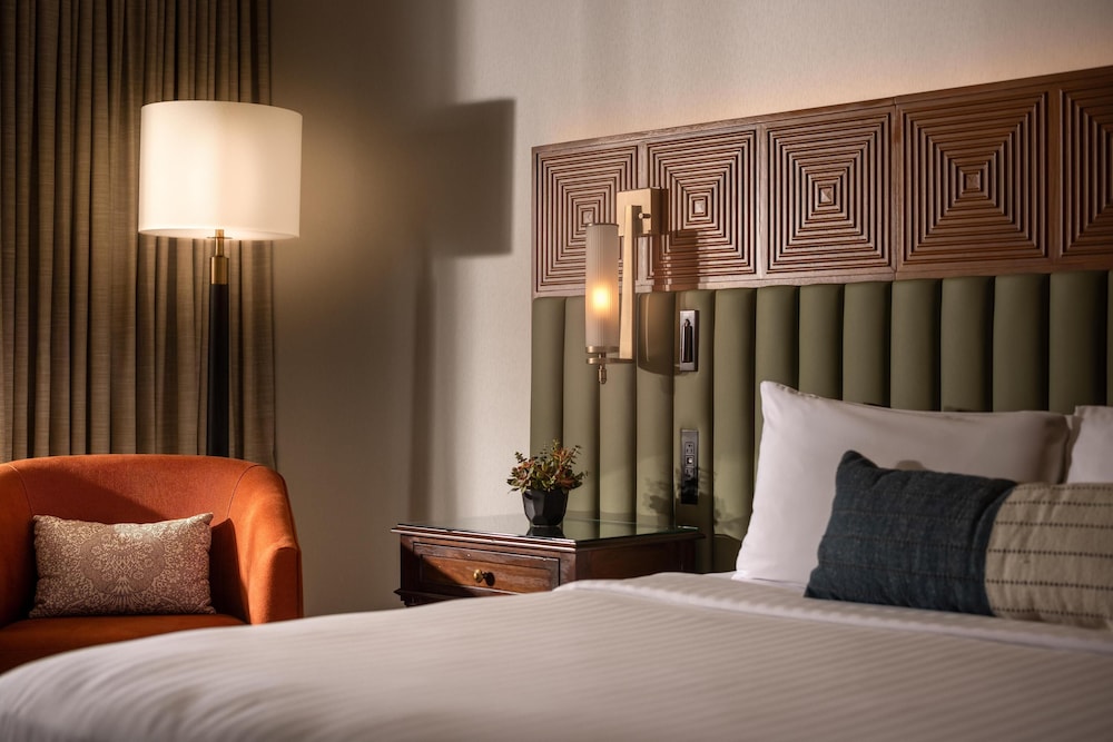 Junior Suite, 1 King Bed, Pool View