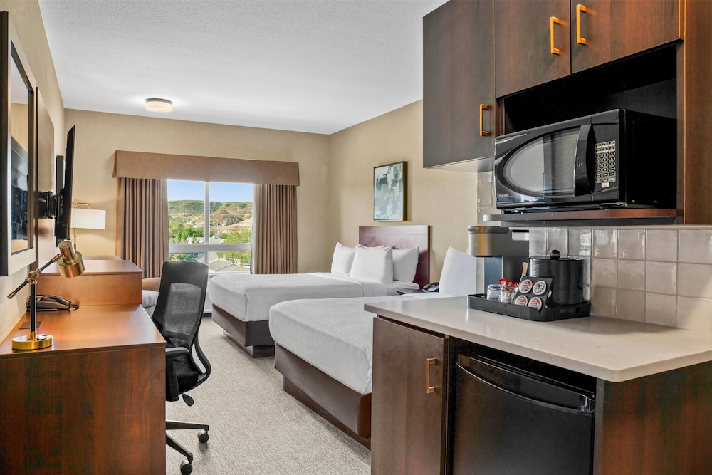 Room, 2 Queen Beds, Refrigerator & Microwave - Photo 1