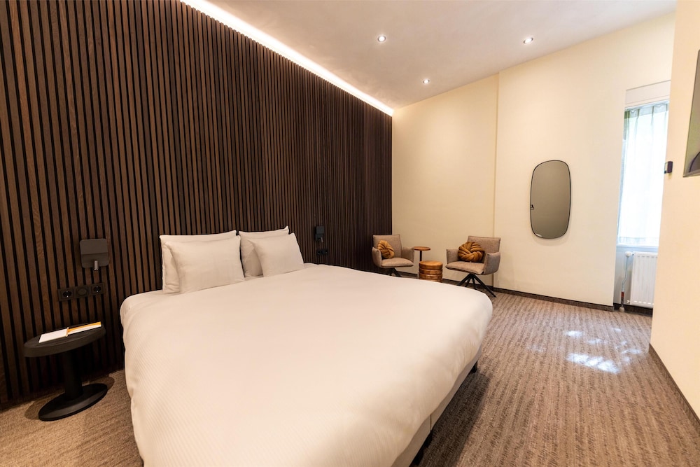 Standard Room, 1 King Bed, Non Smoking (with Sofabed) - Photo 5