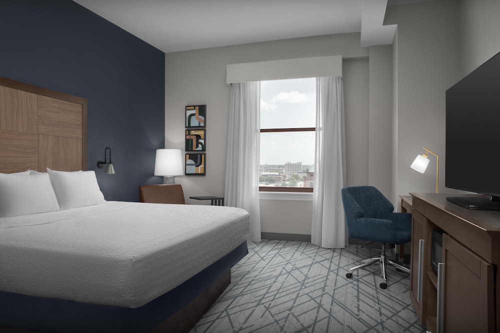 Room, 1 King Bed, Accessible, Bathtub (Hearing) photo 3