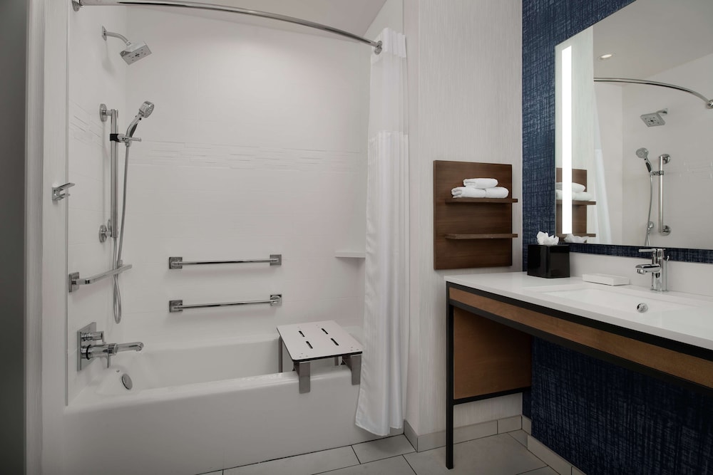 Room, 1 King Bed, Accessible, Bathtub - Photo 1